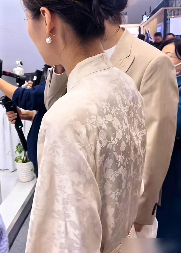 与辉同行许五顿，狂吃五顿却暴瘦成麻杆，难道催吐了？
 
最近你是不是也好奇她到底