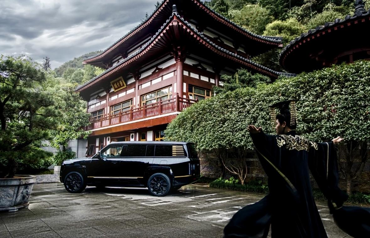 帝王座驾——仰望U8L鼎世版。