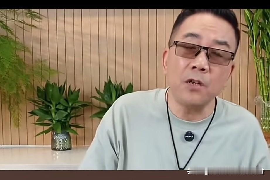 杨议最近在直播间说，看了郭德纲唱戏，说没人救得了他，泼不进水去了，并说你们要是真