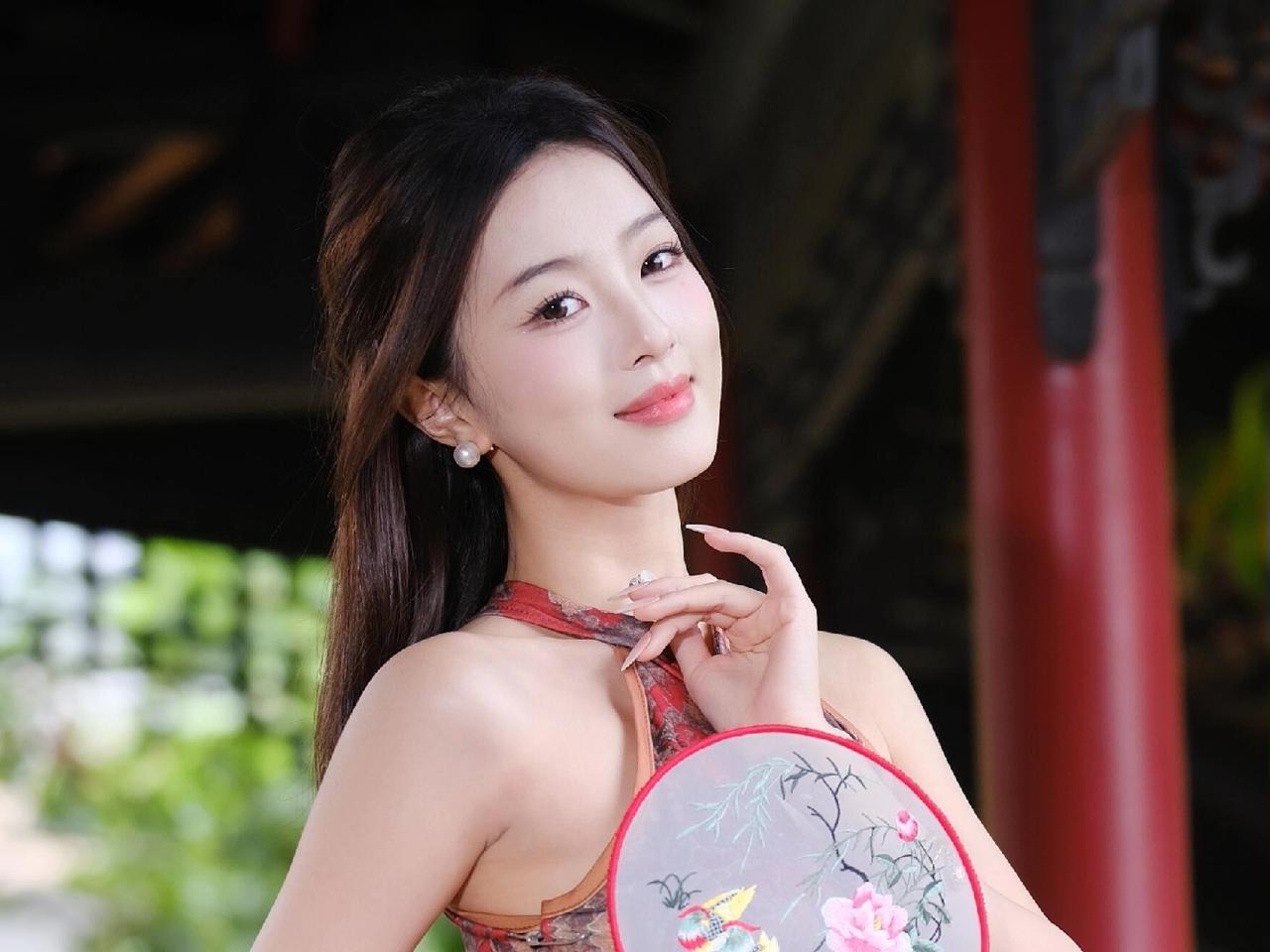 满庭芳·亭畔春妆

作者/朱珠
 
亭角风柔，檐牙日暖，翠阴轻覆朱栏。罗衣裁就，