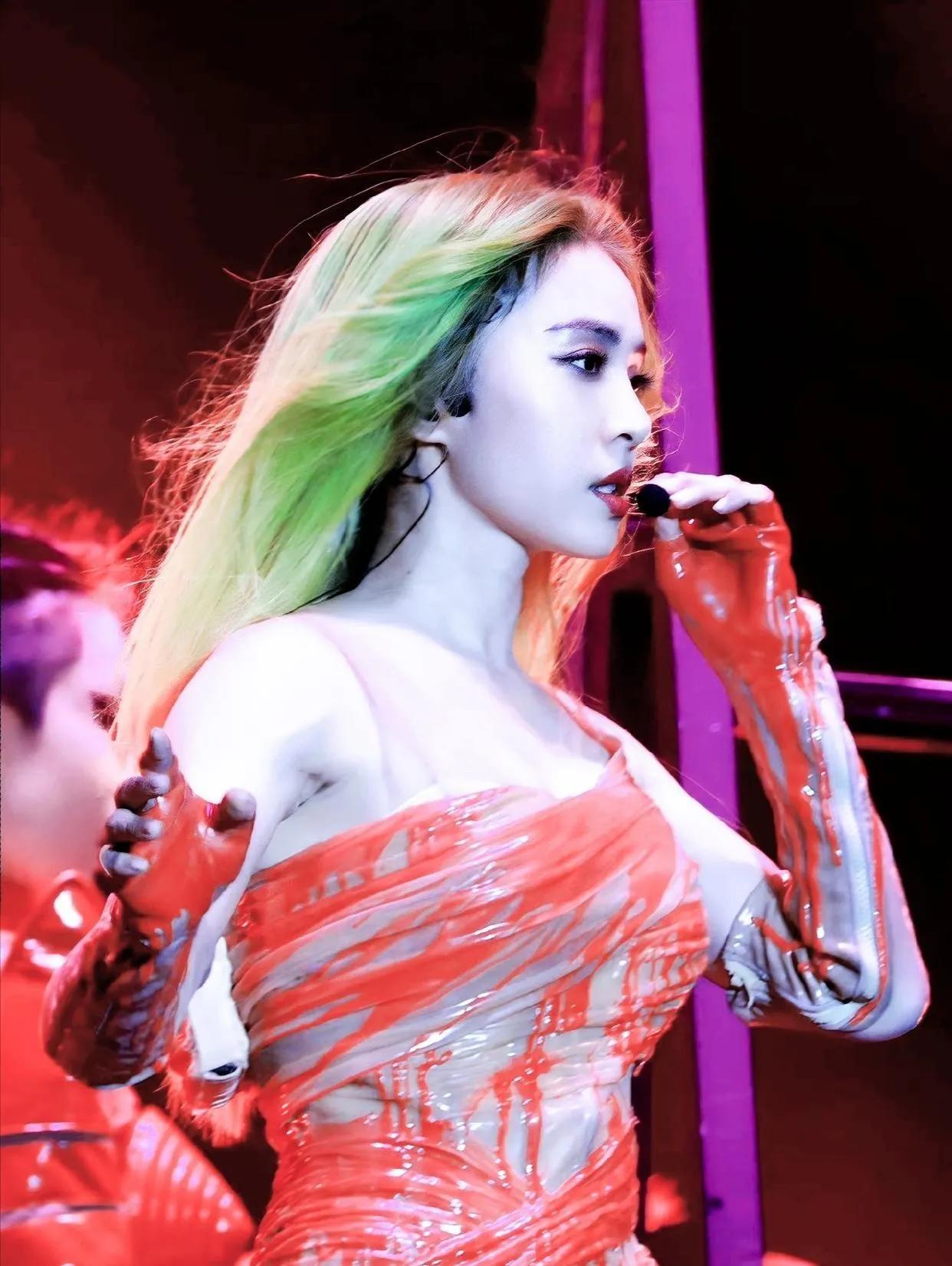 蔡依林人称“百变小天后”，特别是演唱会的她，变化多样，总给人带来意想不到的惊喜。