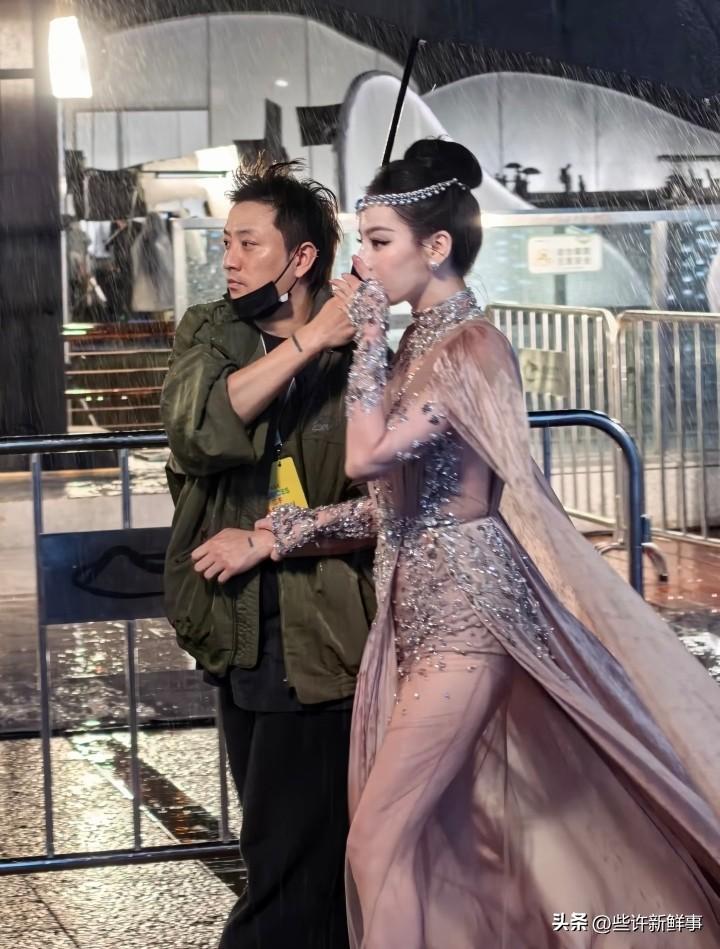 这大腿的线条
完全女神，不愧是我喜欢了十二年的女人