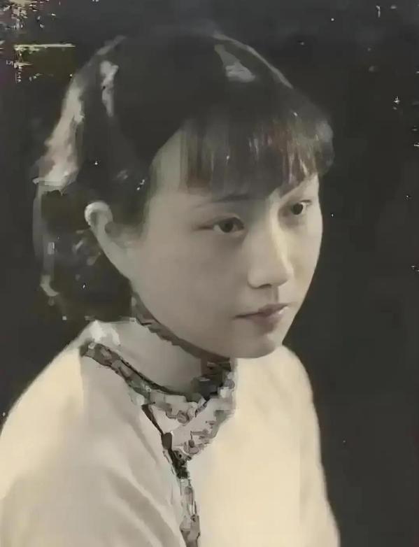 1925年，陈诚回家奔丧，七年未见的妻子思念已久，凑到他的面前，谁曾想，三秒未到