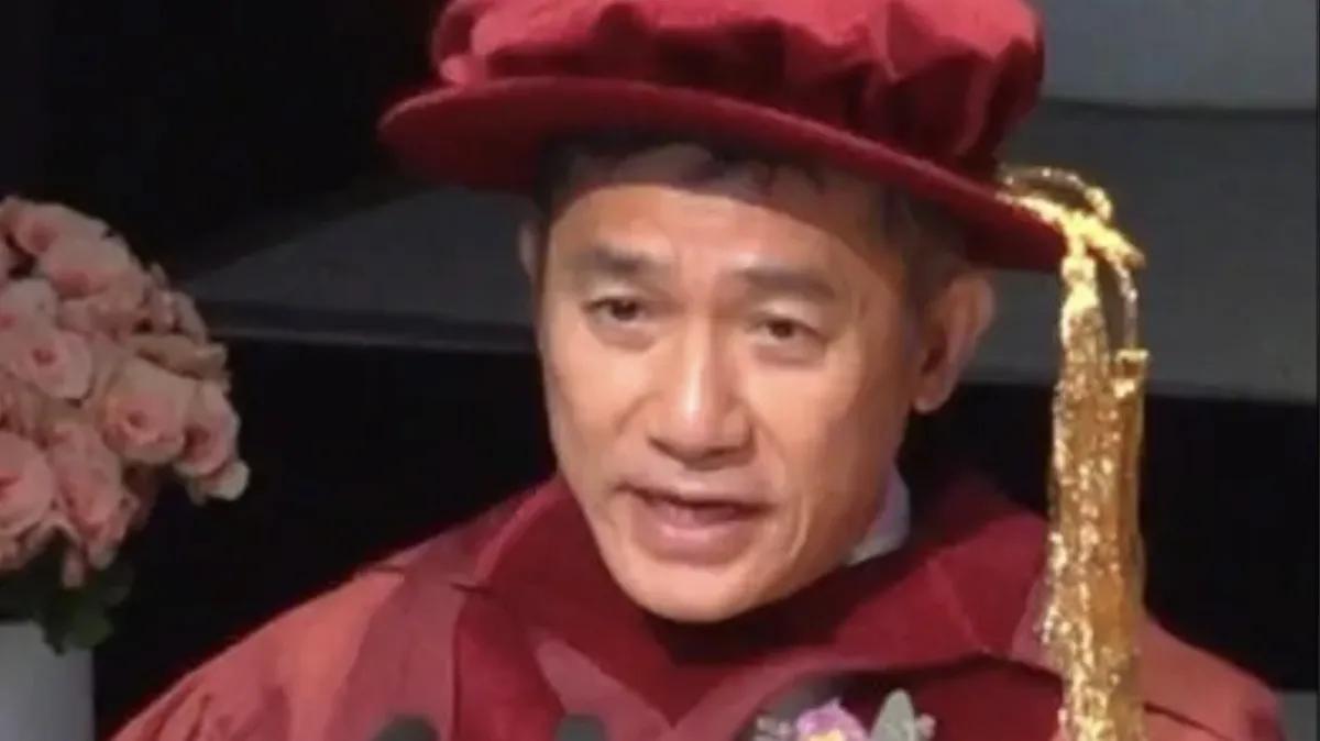 在闪耀的荣耀时刻，梁朝伟荣获了荣誉博士的崇高殊荣，这不仅是对他演艺生涯的肯定，更