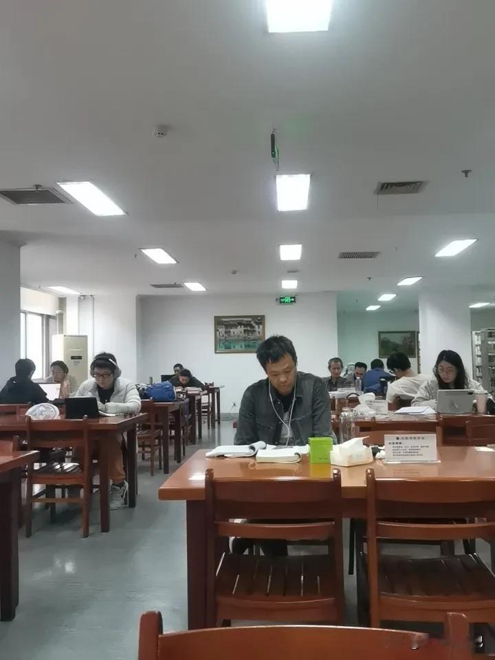 原以为礼拜天，
图书馆才会人满为患，
想不到星期一也这么多人，
看着每一个人都专