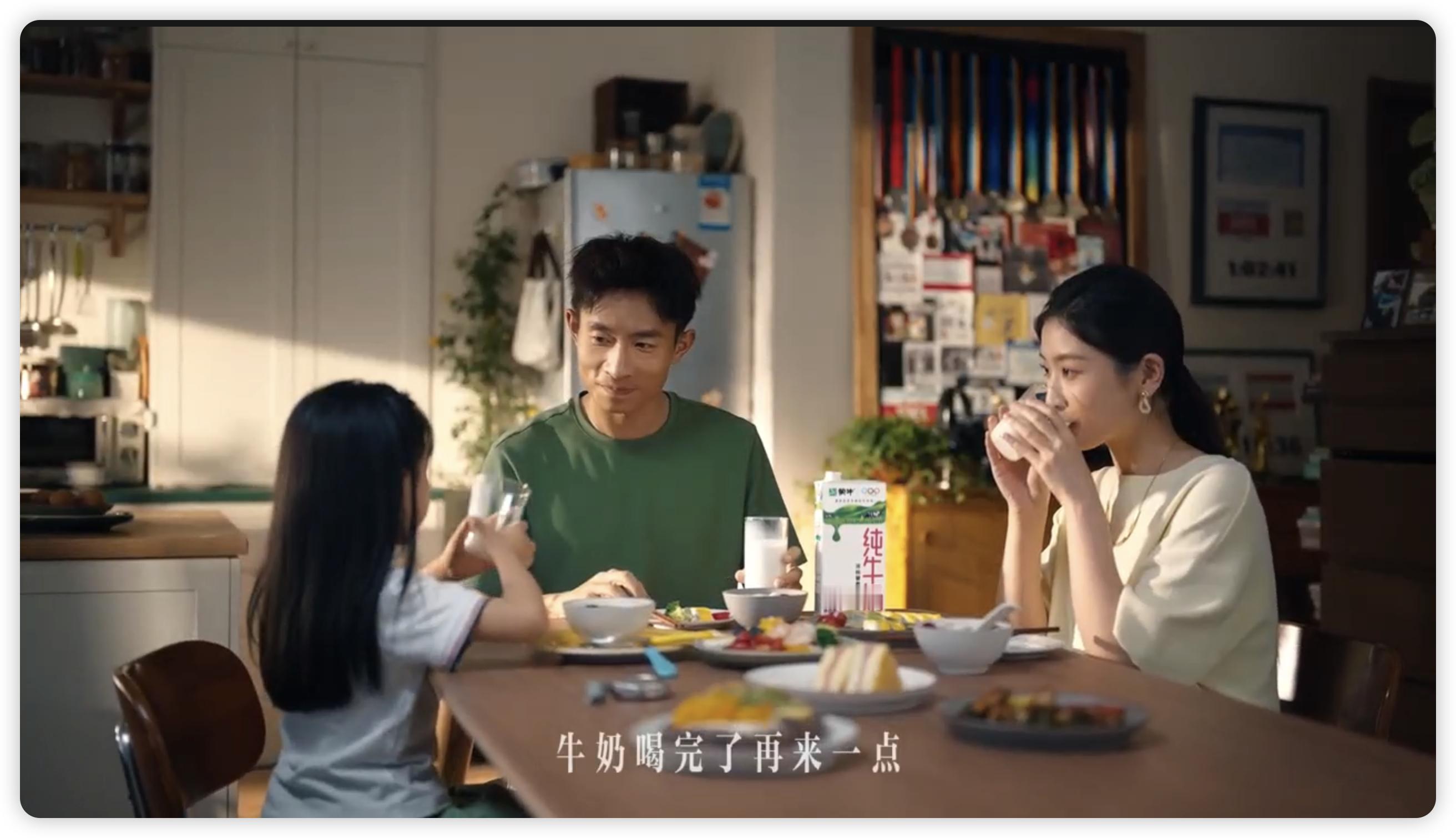 马拉松冠军的训练是给女儿买牛奶今天是父亲节，蒙牛发布了一则超暖心的父亲节短片：满