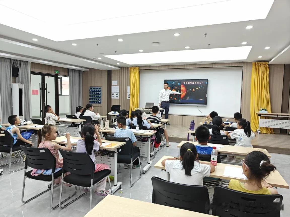 万柏林区小井峪街道: VR探秘太阳系 开启趣味科普暑期时光

为丰富辖区青少