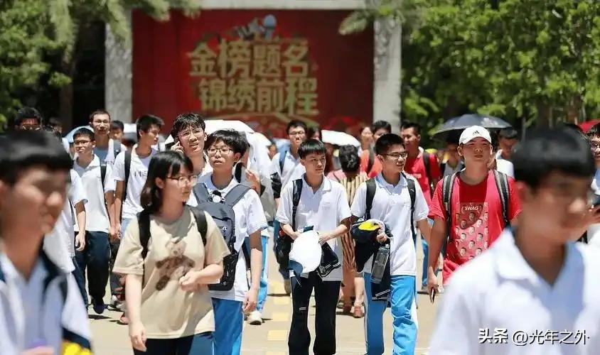 2026高考两大怪象戳破现实，家长别再白白交智商税
 
2026年高考季，两大扎