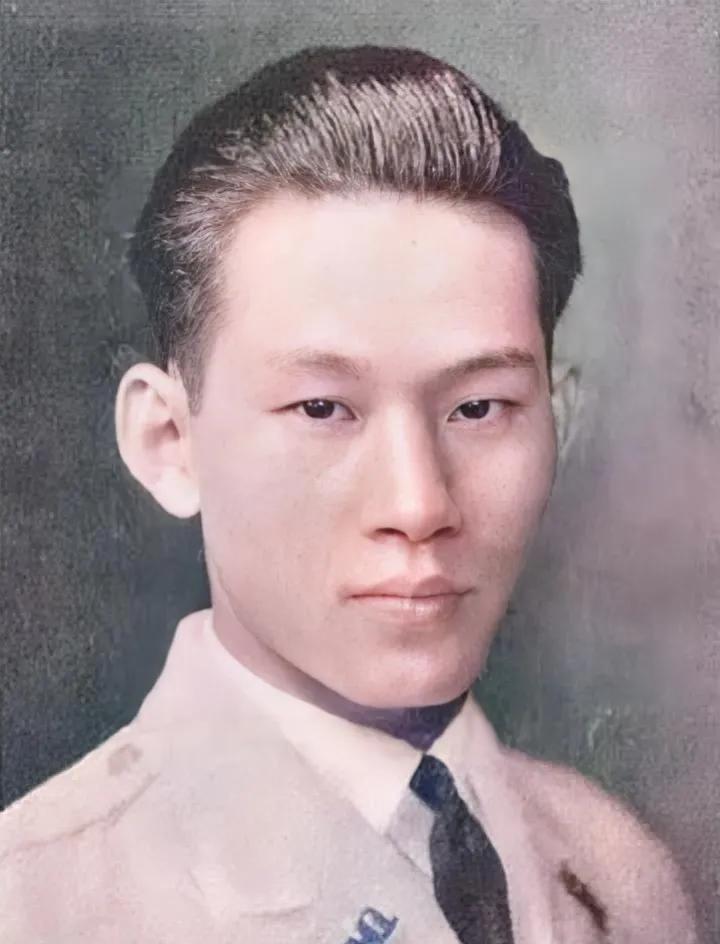 1926年，孙立人将军，在美国弗吉尼亚军校的毕业照，镜头中的他五官端正，容貌俊朗