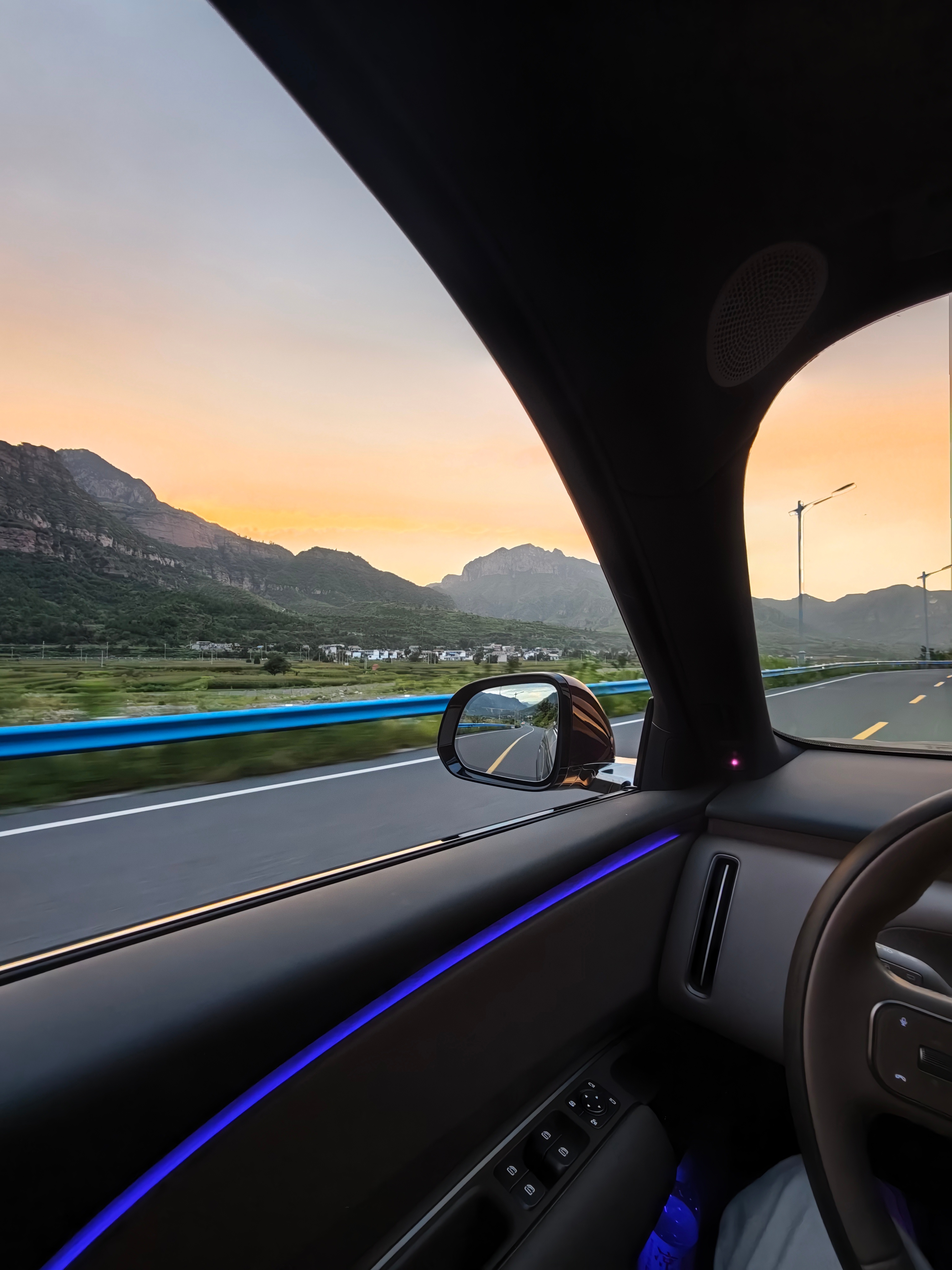 开李维斯跑了个山，太带劲了5.25米的大型SUV，侧倾控制像是硬核的高性能轿车，
