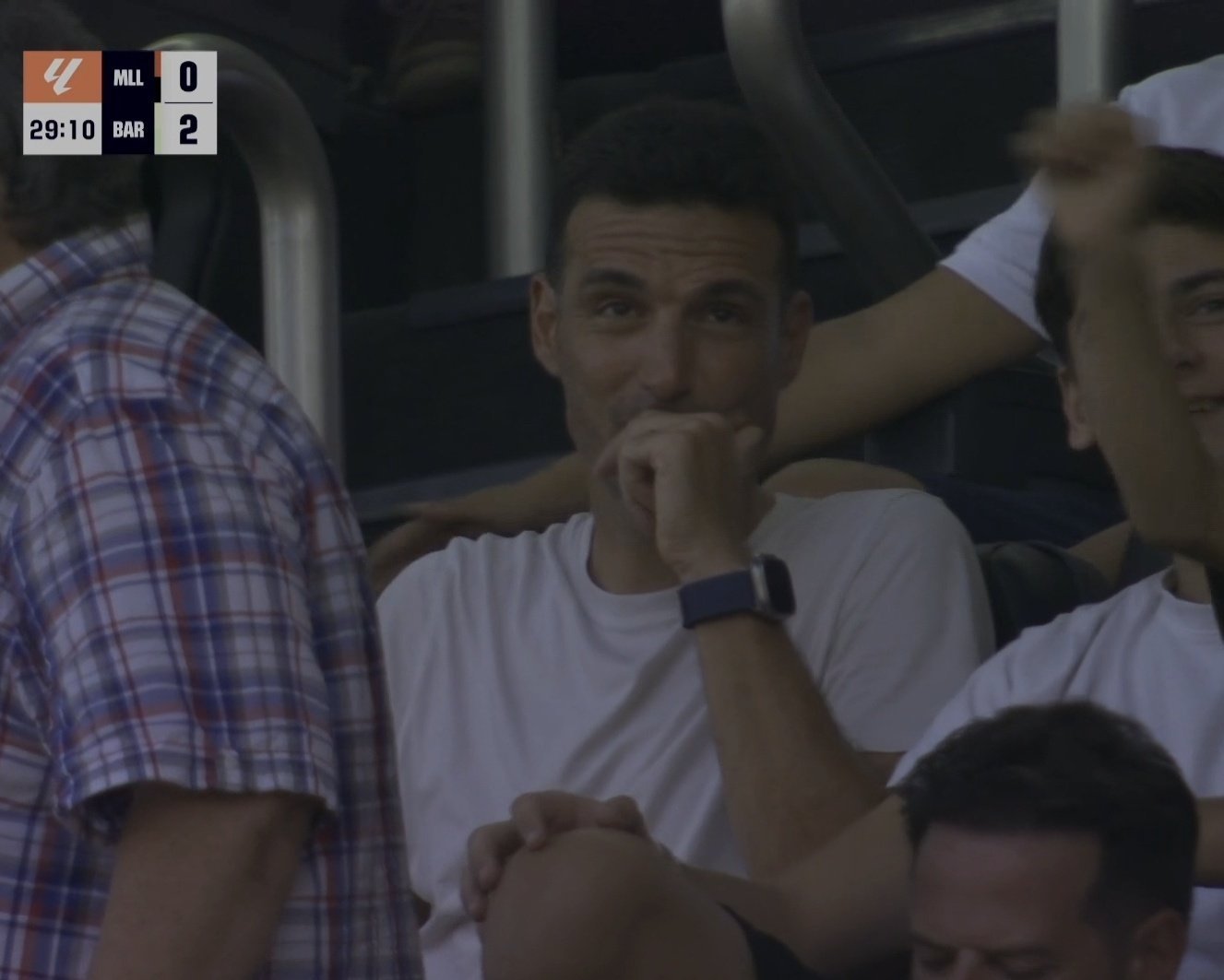 世体：阿根廷队主教练莱昂内尔·斯卡洛尼将亲临诺坎普球场观看今天的比赛。巴萨巴萨v