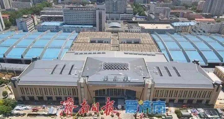 济南火车站北站房已经封顶，有消息说9月份启用。南边的天龙大厦清晰可见。


从图