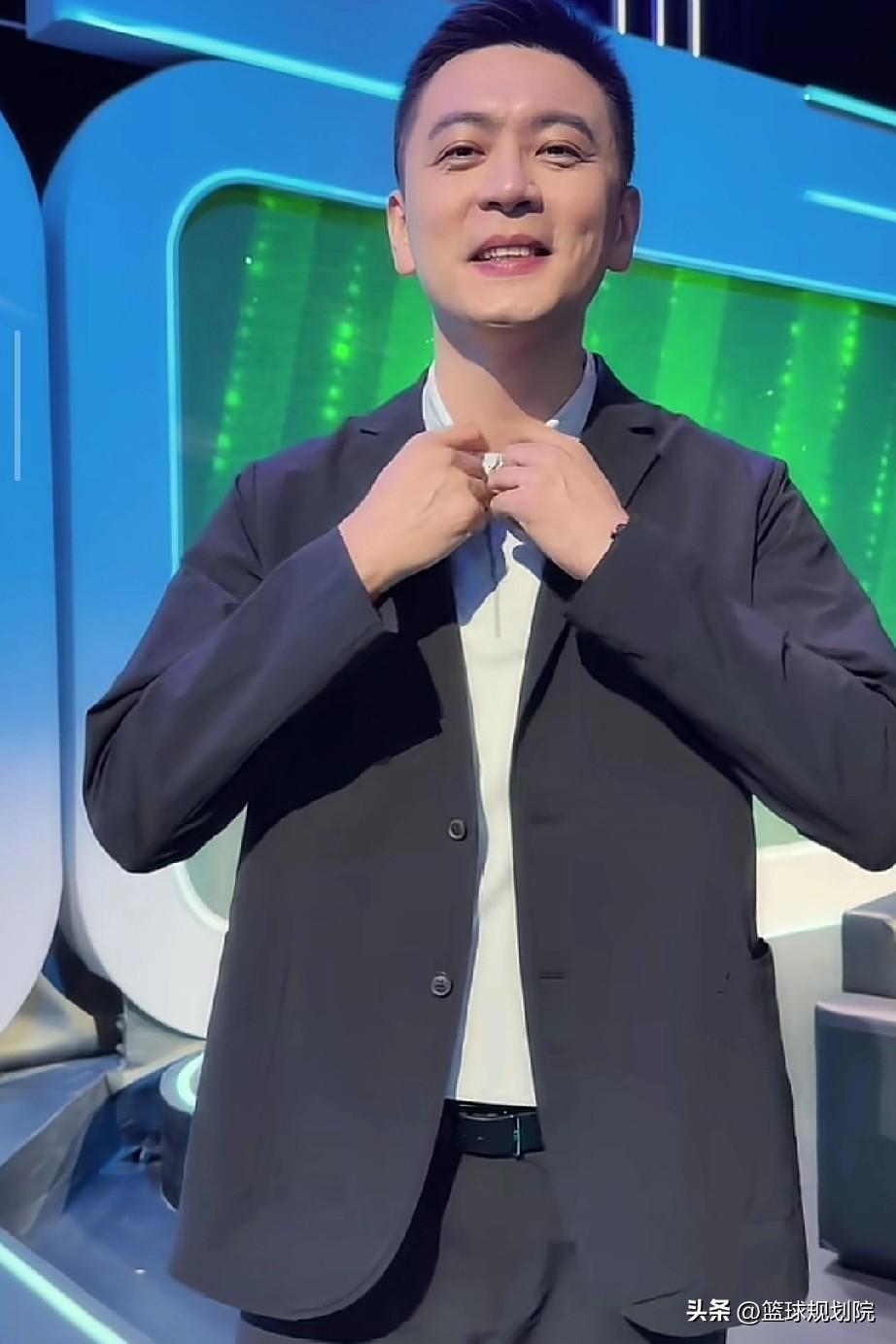 杨鸣还有这两下子呢？没看出来啊！

NBA结束后，杨鸣没有停止解说工作，发布社媒