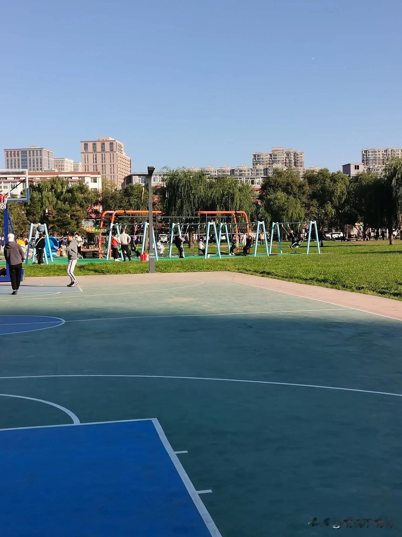 家门口的公园，以前叫水上公园，经过一年多时间的改造，现在大变样了，变成体育公园了