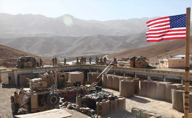 伊朗30多轮反击专炸美军空基地，看着像瞎折腾，实则把中东的棋下透了。那些基地早被