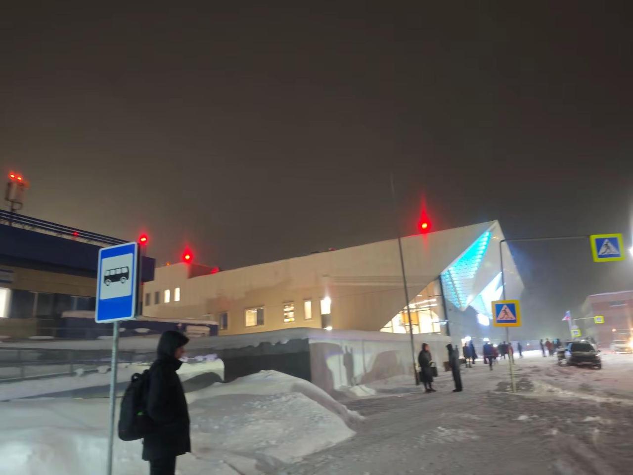 到达摩尔曼斯克，搭子在哪里？ 从机场出来，右手边就是到市内的公交，到住的地方才1