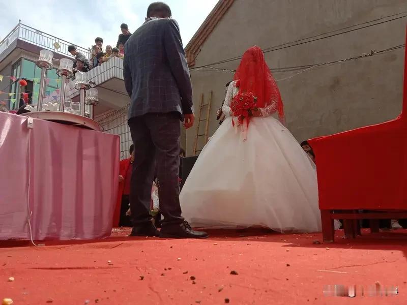 为了给儿子娶媳妇，多少农村父母苦了大半辈子。就像我妈说的王大叔一家，老两口都是农