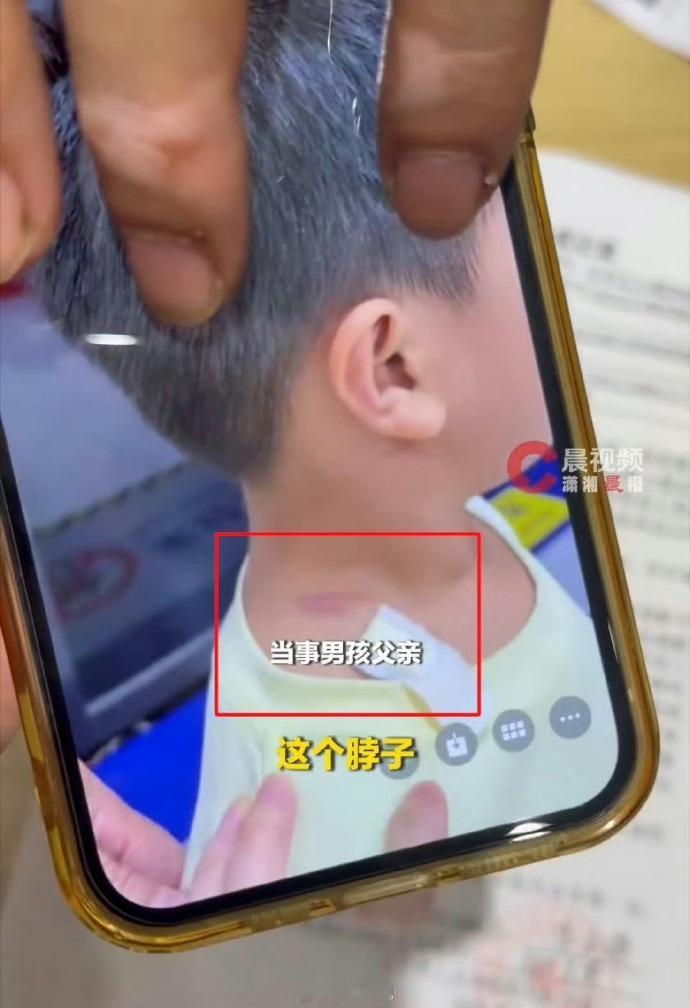 她竟然还对四岁的孩子动手了[惊呆]……

人家小孩子不过是乱跑撞了她一下，她竟然