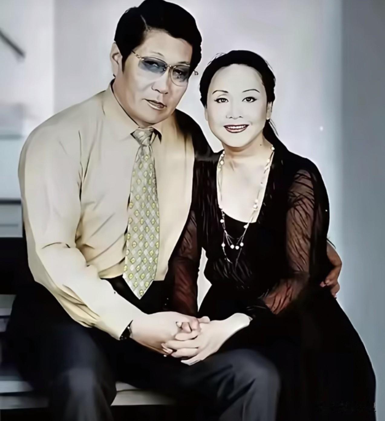 这是30多年前的老照片，是开国大将萧劲光的儿子萧卓能，和妻子李谷一的合影，萧卓能