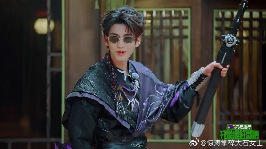 张凌赫用牙咬绳子张凌赫你在用你的帅脸做什么 张凌赫用牙咬绳子的样子真的太好笑了，