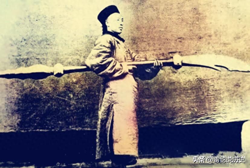 嘉庆年间，有个武状元叫满德坤，一身真功夫，却天天在宫门站岗，被太监宫女呼来喝去，