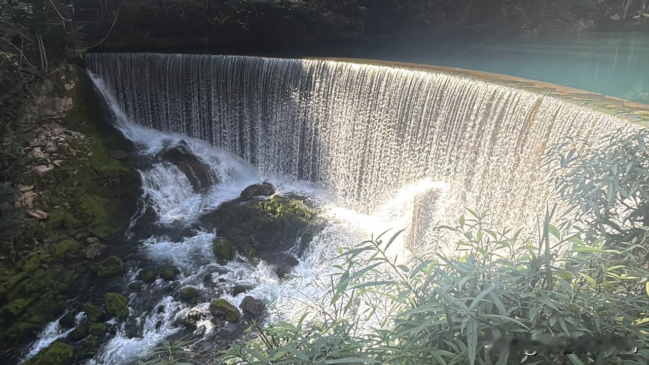 贵州除了黄果树瀑布还有什么出名?
荔波小七孔，从预算以及整个观赏过程来说，强烈推