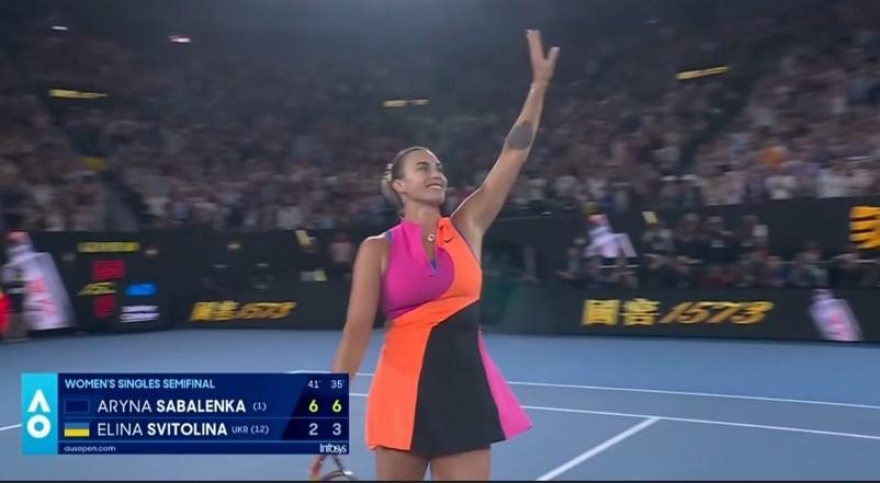 毫无悬念！萨巴伦卡6:2、6:3轻轻松松击败斯维托丽娜，晋级到澳网女单的决赛。赛