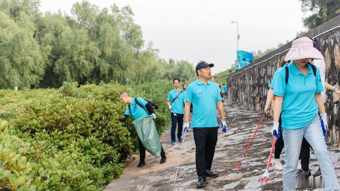 看见公益 环保组织在海滩清理3吨塑料垃圾，用行动守护海洋。减少一个塑料袋，多一份