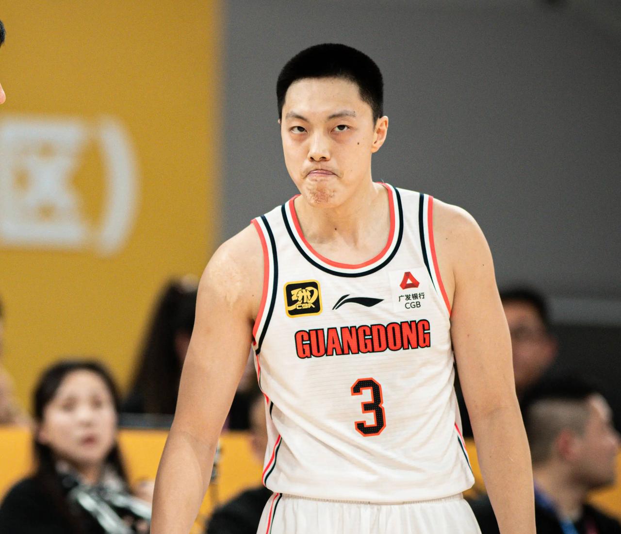 胡明轩收到轮休建议！
在回到佛山顺德的过程中，胡明轩走路姿势有点奇怪，杜锋给出的