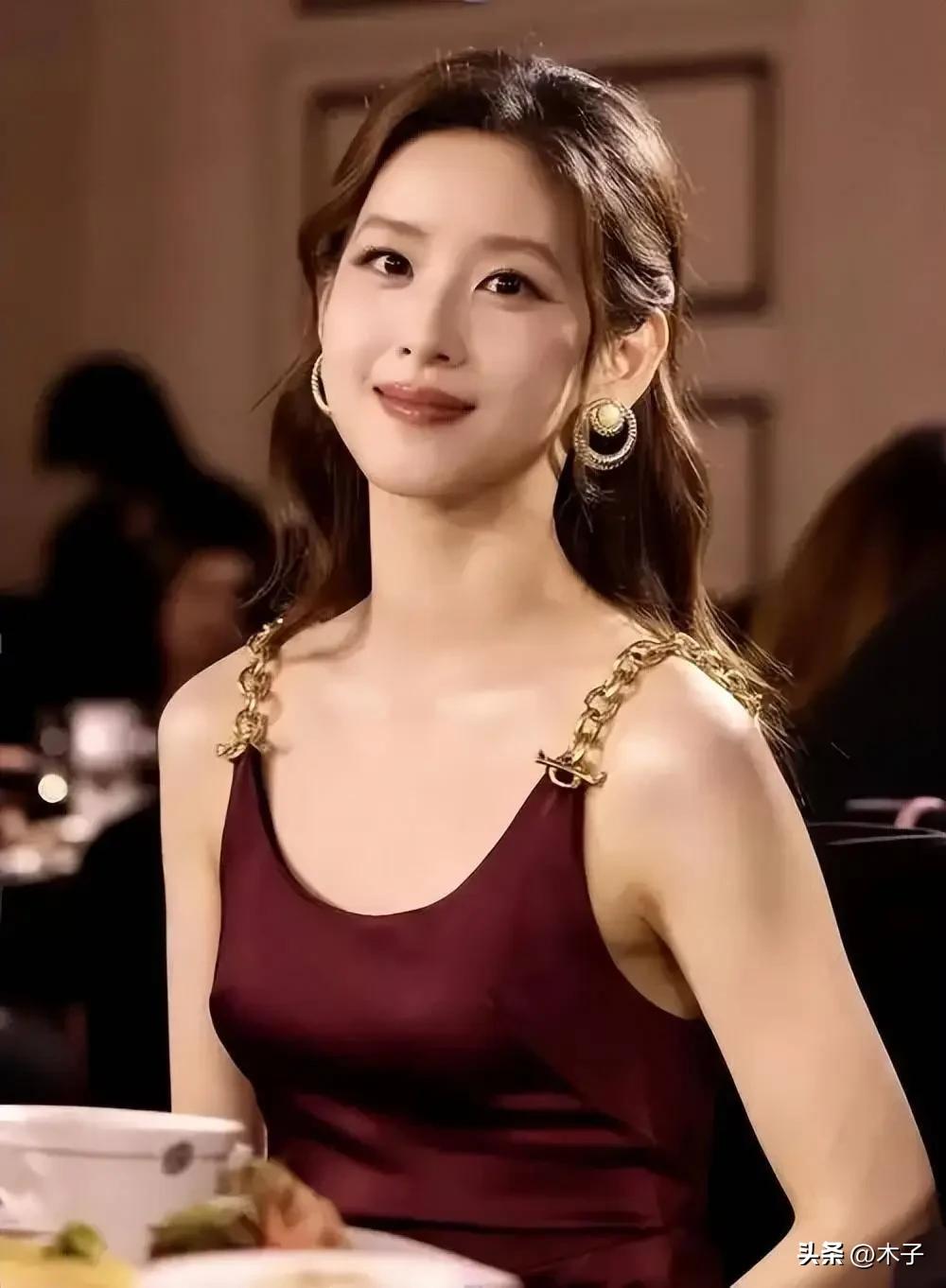 全网嘲“没接住刘嘉玲、豪门阔太玩票”的章泽天，停更45天，杀回来了！
 
1月她