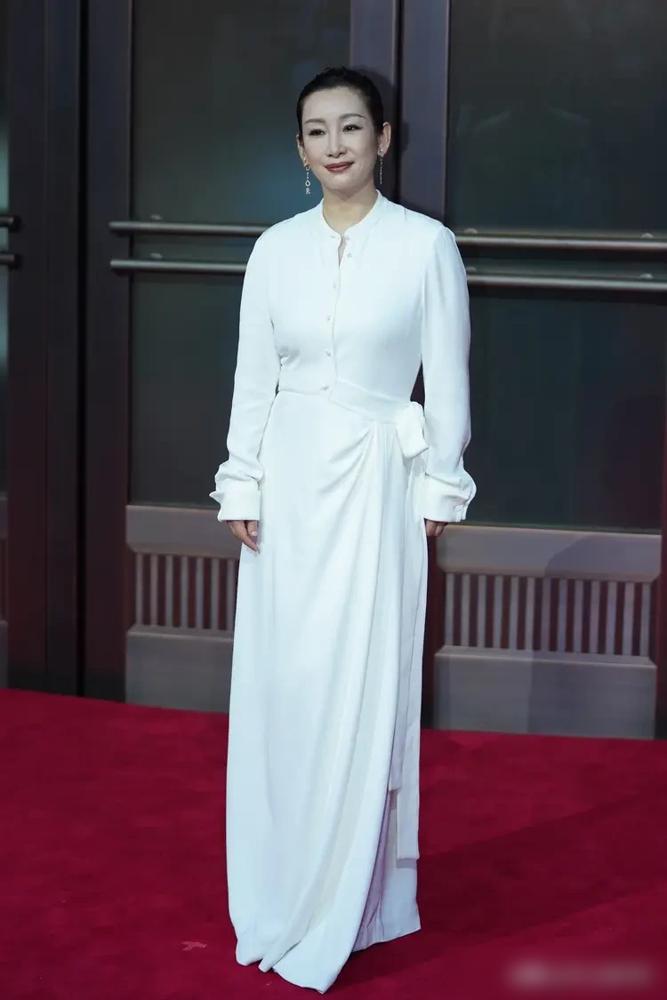 40多岁影后，早上连袜子都不会穿，还得老公王新军蹲下伺候。
 
你以为是作？节目