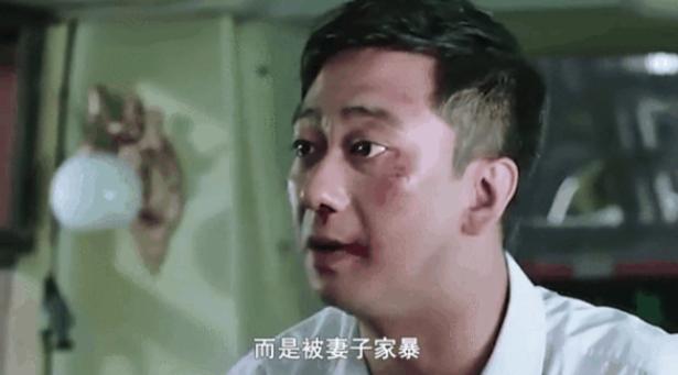 当年，王自健因为说错话，被妻子打了500个耳光，他卑微地跪地求饶：别打了，我都没