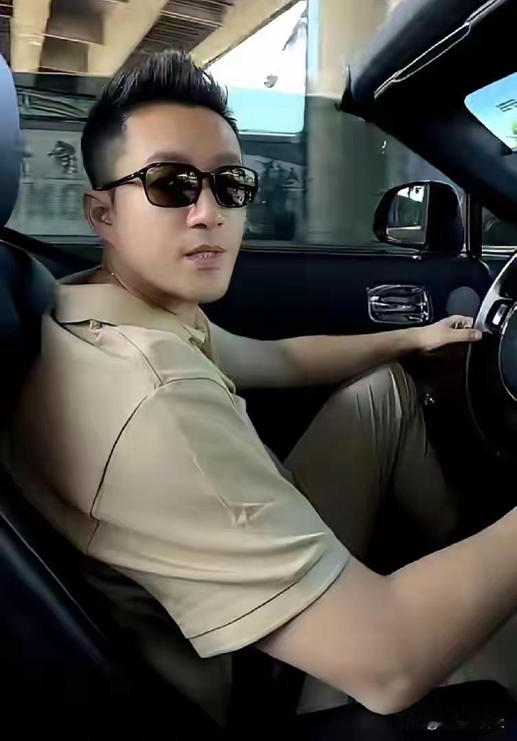 小菲的跑车真多，看看人家着生活品质，就是好。多好的生活，努力做了很多，就是有回报