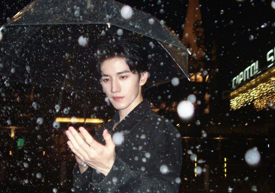 王弘毅daddy级别的王弘毅雪里撑伞的daddy 我的妈耶 王弘毅这个造型真的很