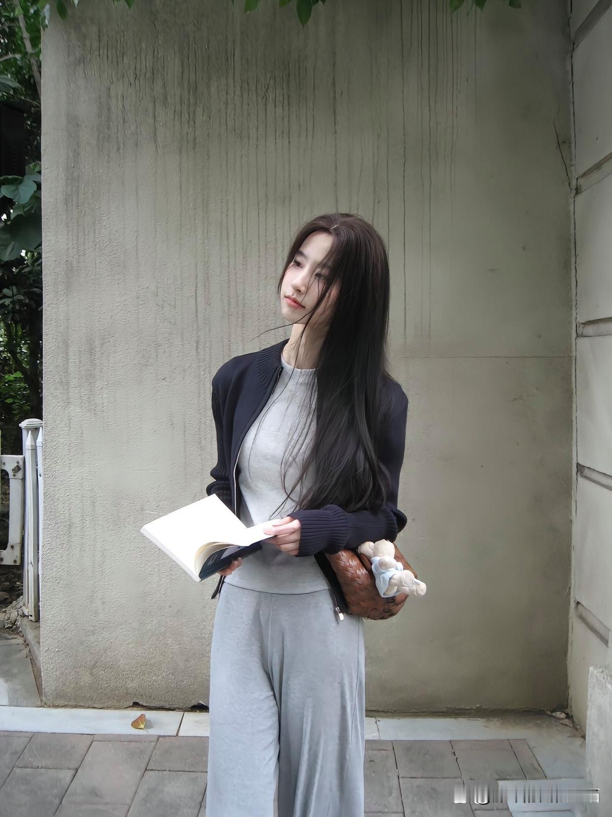 青春洋溢，简约穿搭，轻松自在。