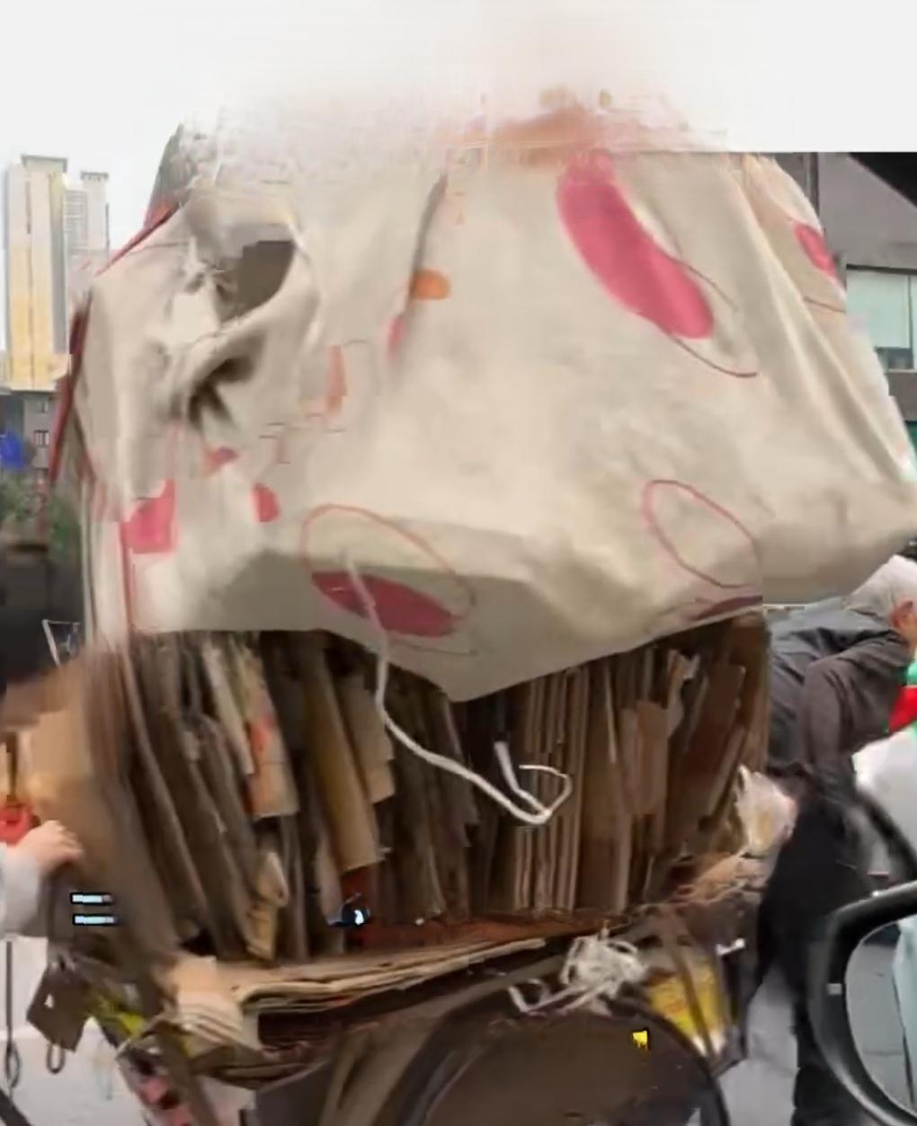 2026年2月4日，湖南株洲街头。一位白发老人弓着身子，拉着满载废纸板的三轮车，