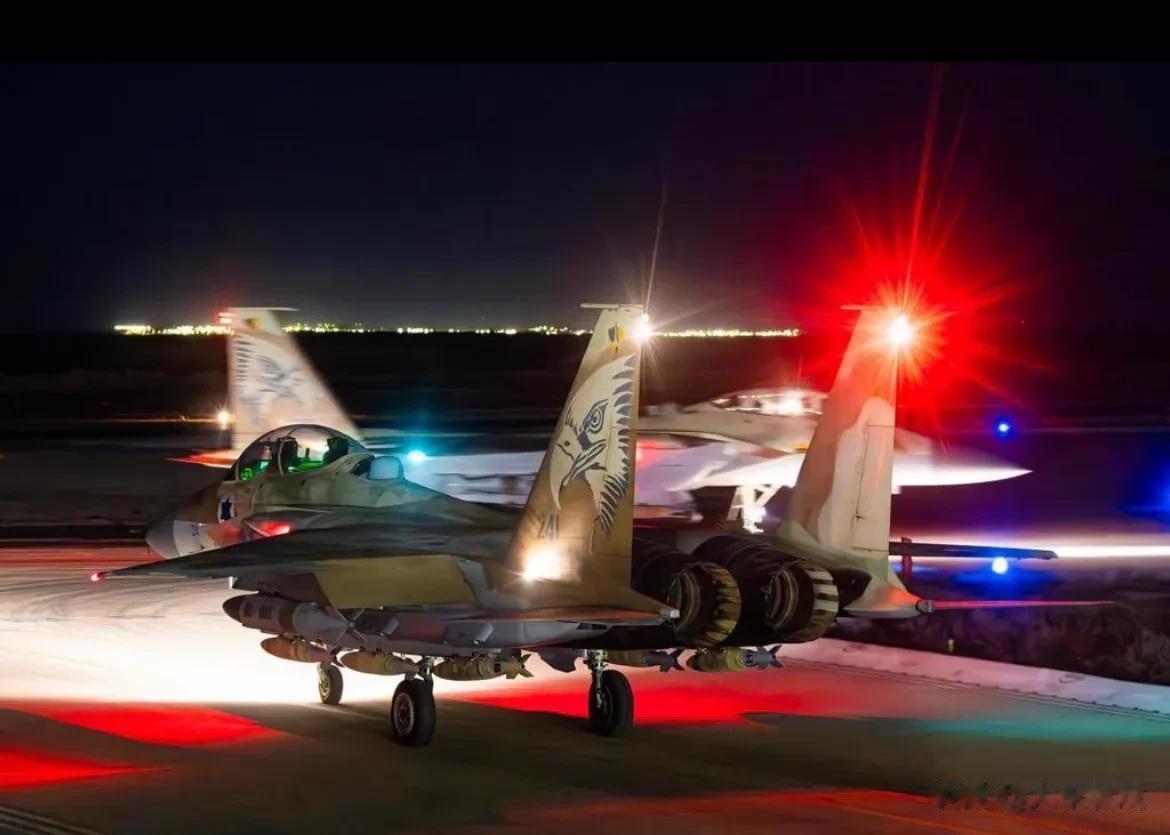 以色列空军第69“锤子”中队的F-15i 战斗机满载所有武器出击，由于距离目标区