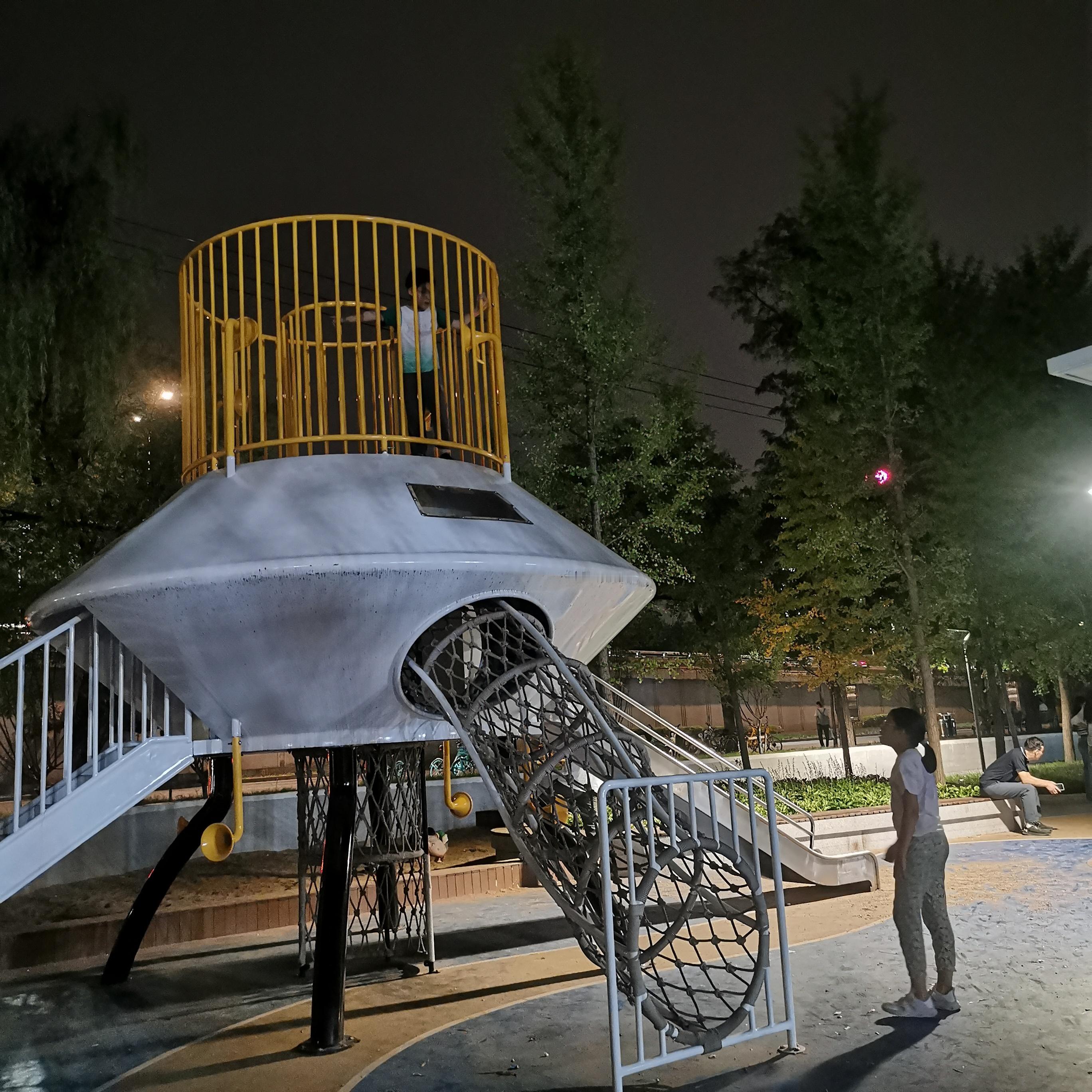 盛夏已过，晚上出来玩也舒服多了，除了蚊子有点多，别的都挺好。  ​​​