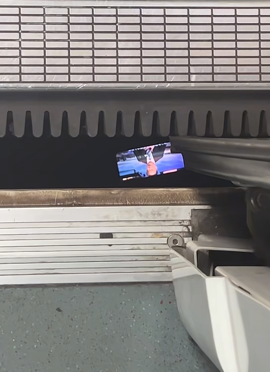 终于有人拍这个视角了每次都在想手机掉到地铁缝里会咋样最担心的事还是发生在了别人身