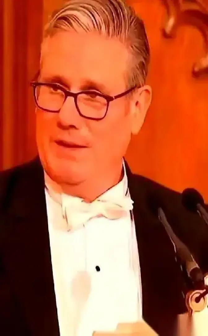 果不其然。

英国首相里希·苏纳克当众承认了。
时间点就在近日、地点是公开对全球