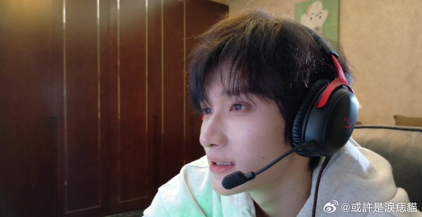 余宇涵直播 看着余宇涵在直播里打游戏，一点也不无聊，反而觉得非常有趣！和粉丝的互