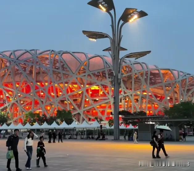 不管你信不信，中国最失败的几大建筑:
失败第一:鸟巢。
原因:运营成本高，使用率