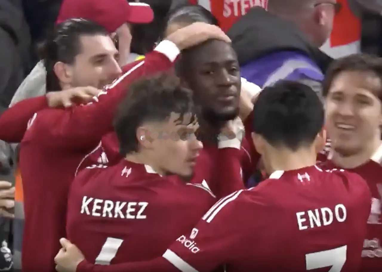 英超看哭一幕！门将狂奔90米，与队友齐拍26岁铁卫光头，后者落泪利物浦4比1纽卡