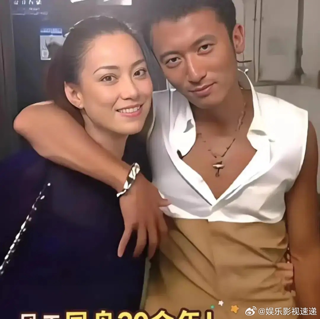 霍汶希27岁那年，谢霆锋在台上砸了吉他。全香港媒体等着看他被封杀。她干了一件事—