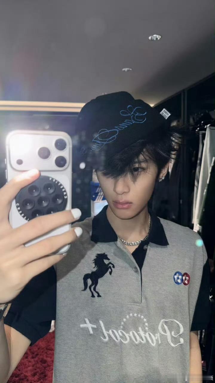 张峻豪鱿鱼塑自己🌟张峻豪的鱿鱼塑自己太绝了！雷霆鱿鱼帽加持，长相和气质都透着鱿