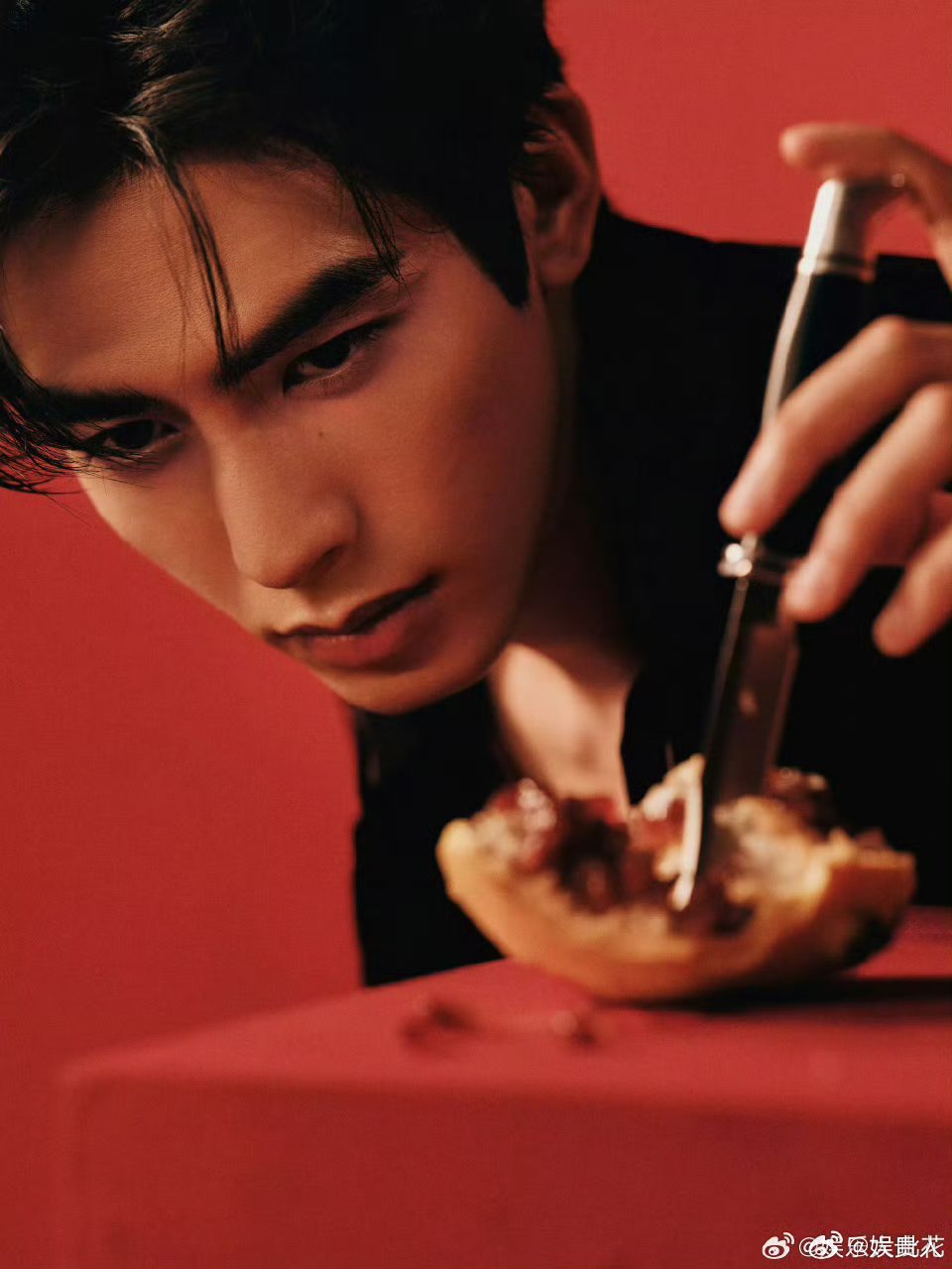 宋威龙刀尖上的石榴宋威龙暗黑红石榴 这组图，这个造型，看起来不好惹哦 