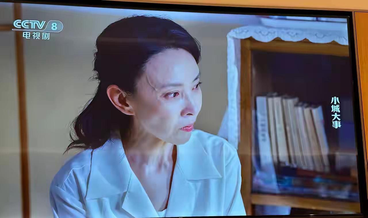 别再骂她“丧气”了。
你们骂错人了。
蒸包子，拌馅儿。
围着灶台转。
在热播剧《