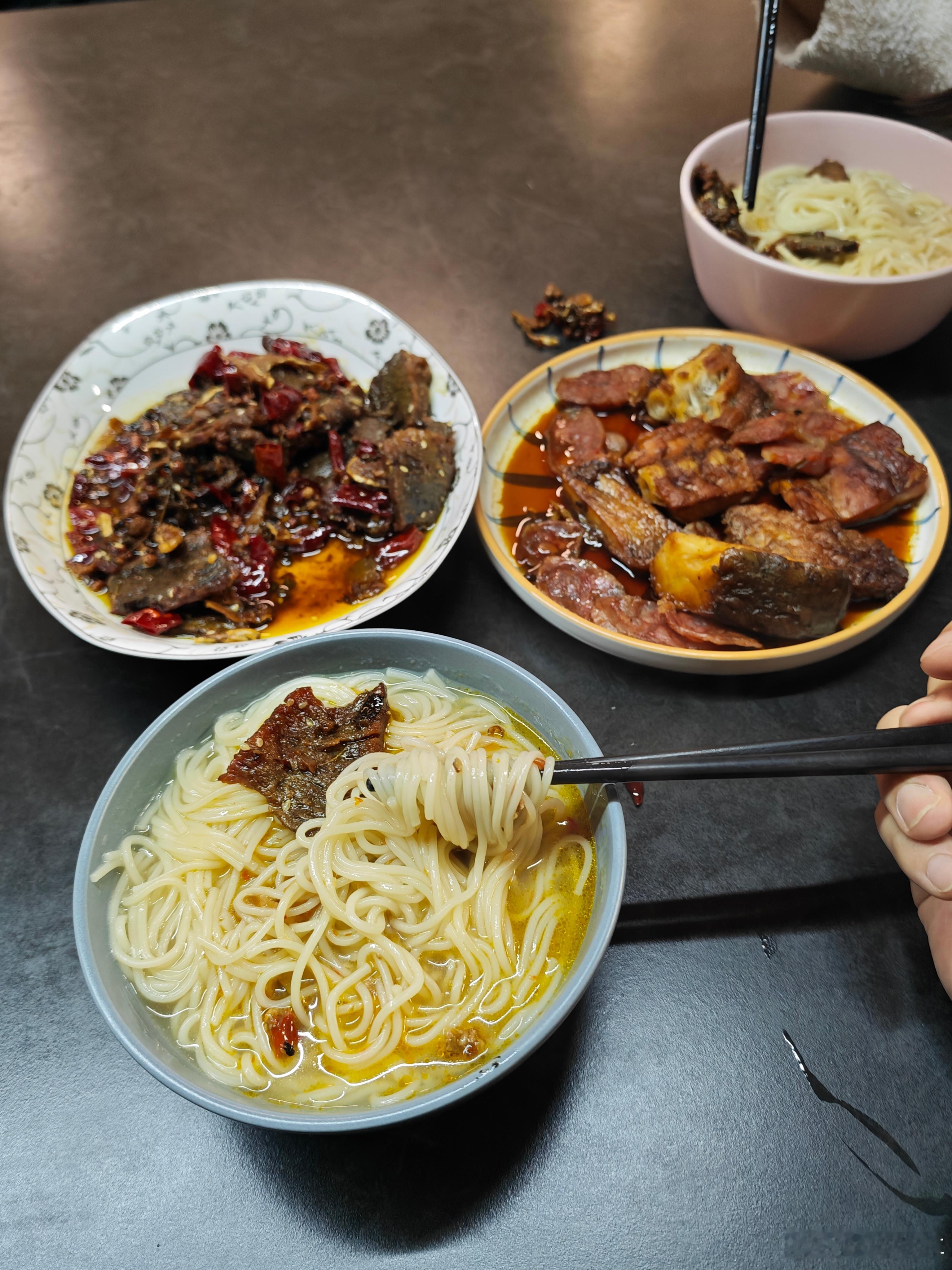 朴实无华的一碗挂面 吃的舒舒服服 我是真喜欢挂面 但是好像北方地区的兄弟 很少吃