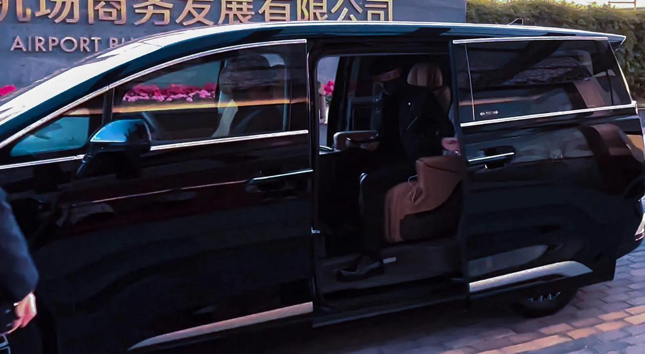 王嘉尔的选择：腾势D9领航出行，国产新能源MPV成新宠！
🌟 瞧这风头！王嘉尔