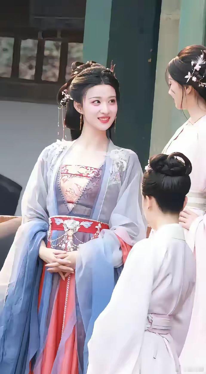 王楚然颜值出众，常被夸赞。虽觉似放大版卢昱晓，但在娱乐圈亦属亮眼存在，各有魅力。